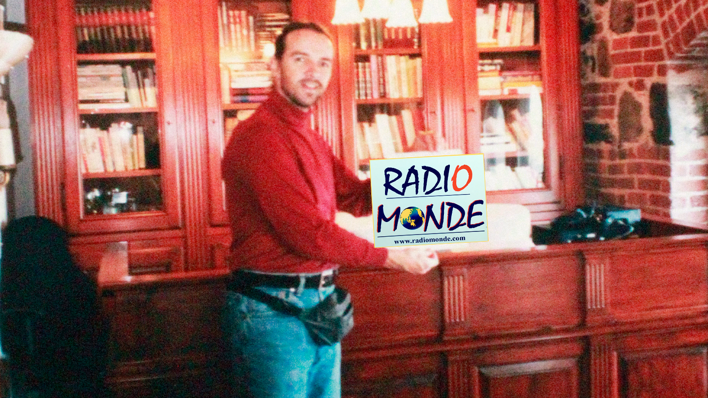 Allen dans le studio de Radio Monde